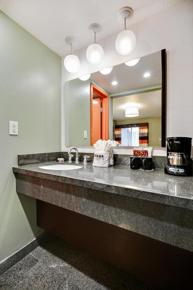 Deluxe King Room with Whirlpool interior